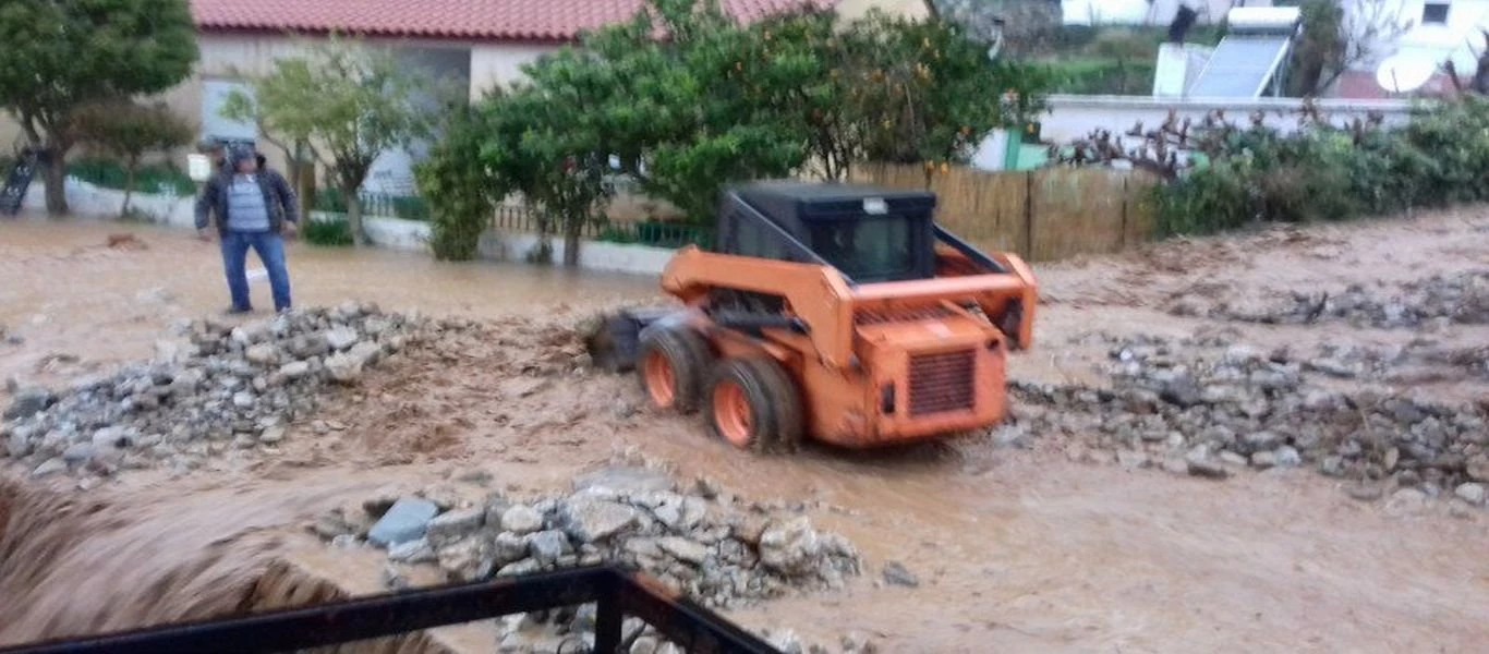 Μνήμες από τη Μάνδρα… ξύπνησαν στα Σφακιά - Πλημμύρισαν σπίτια και έκλεισαν δρόμοι από την έντονη βροχόπτωση (φωτό)